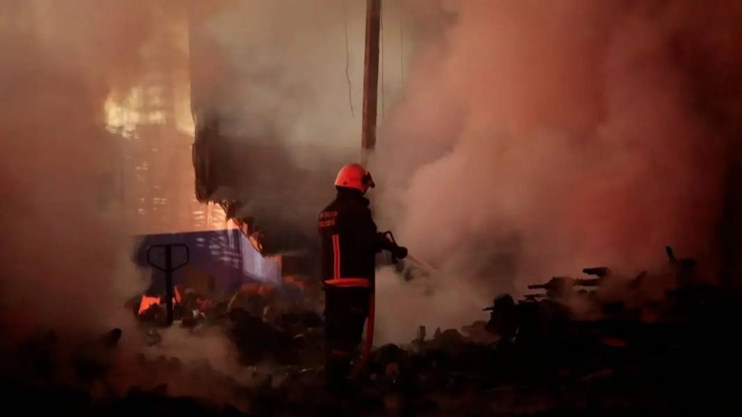 Antalya’da Meyve Sebze Paketleme Tesisi Alevlere Teslim Oldu! 2